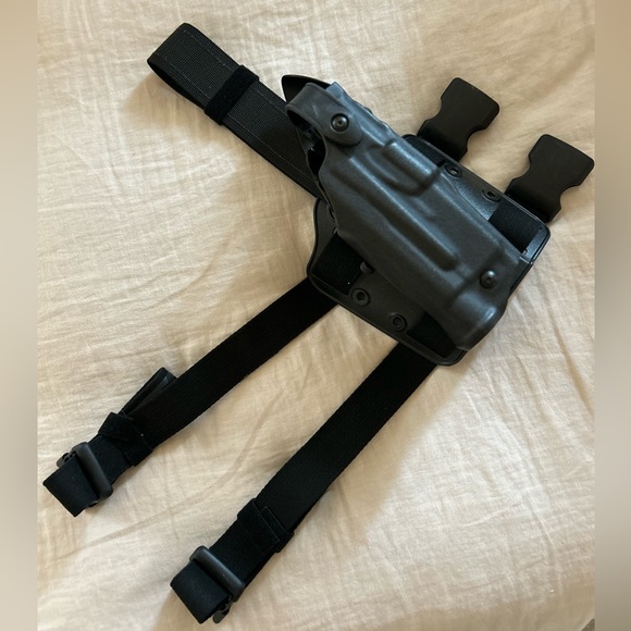 Safariland Drop Leg Holster - Picture 2 of 6